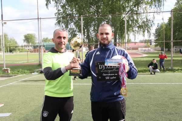 futbolisty fk medvedevo zavoevali kubok vremena goda vesna 2019 sport seldon novosti