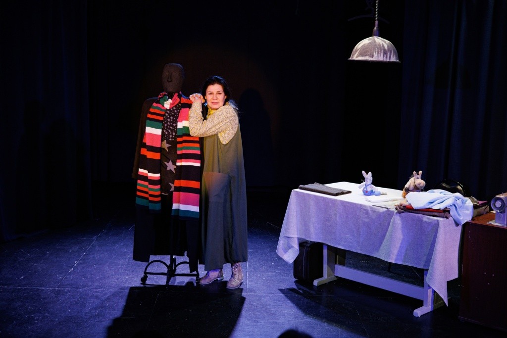 jpg На сцене нет партнеров, но есть молчаливые помощники. Фото Ивана Пичушкина.jpg