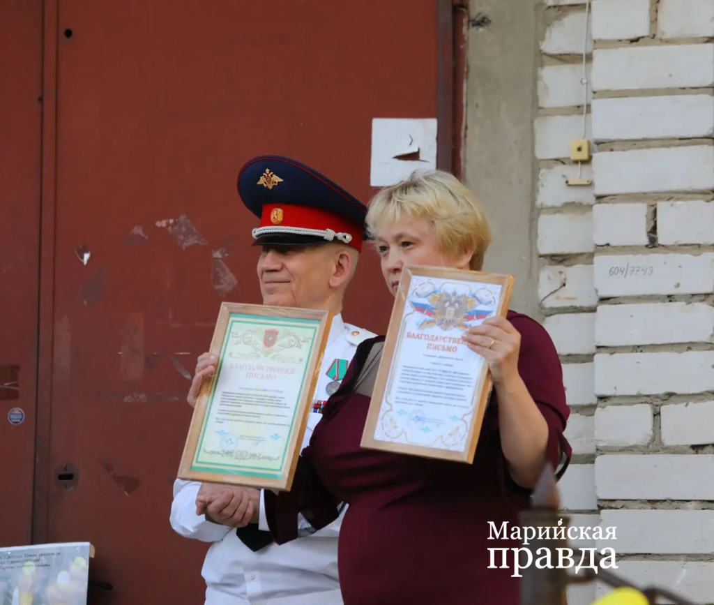 Руководитель группы волонтеров Ольга Заболотских и генерал-лейтенант Геннадий Александров. Руководитель группы волонтеров Ольга Заболотских и генерал-лейтенант Геннадий Александров 1.png