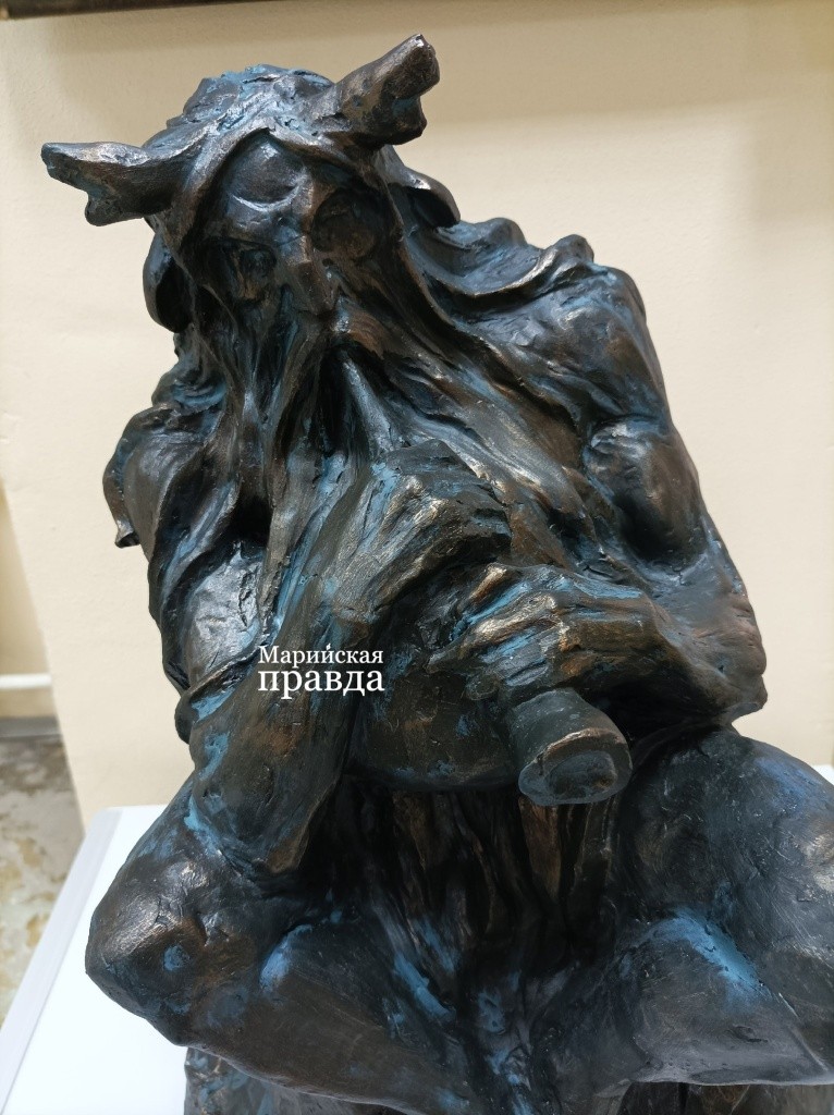 .jpg Чодыра Оза. Работа из тонированного гипса Ивана Стана Фото Марины Оленевой Марийская правда.jpg