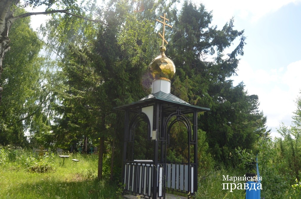 Вот такую замечательную часовенку Соловьев сварил на погосте родной деревни. Вот такую замечательную часовенку Соловьев сварил на погосте родной деревни 1.jpg