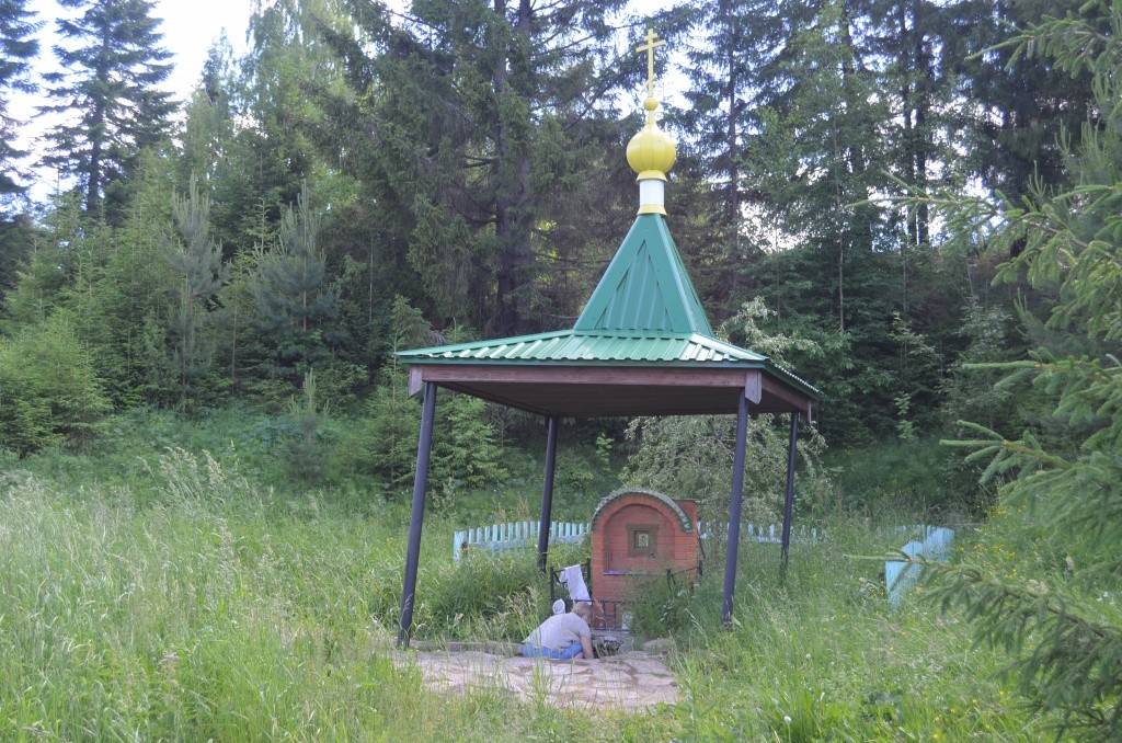 У этого ключа люди набирают воду. У этого ключа люди набирают воду.jpg