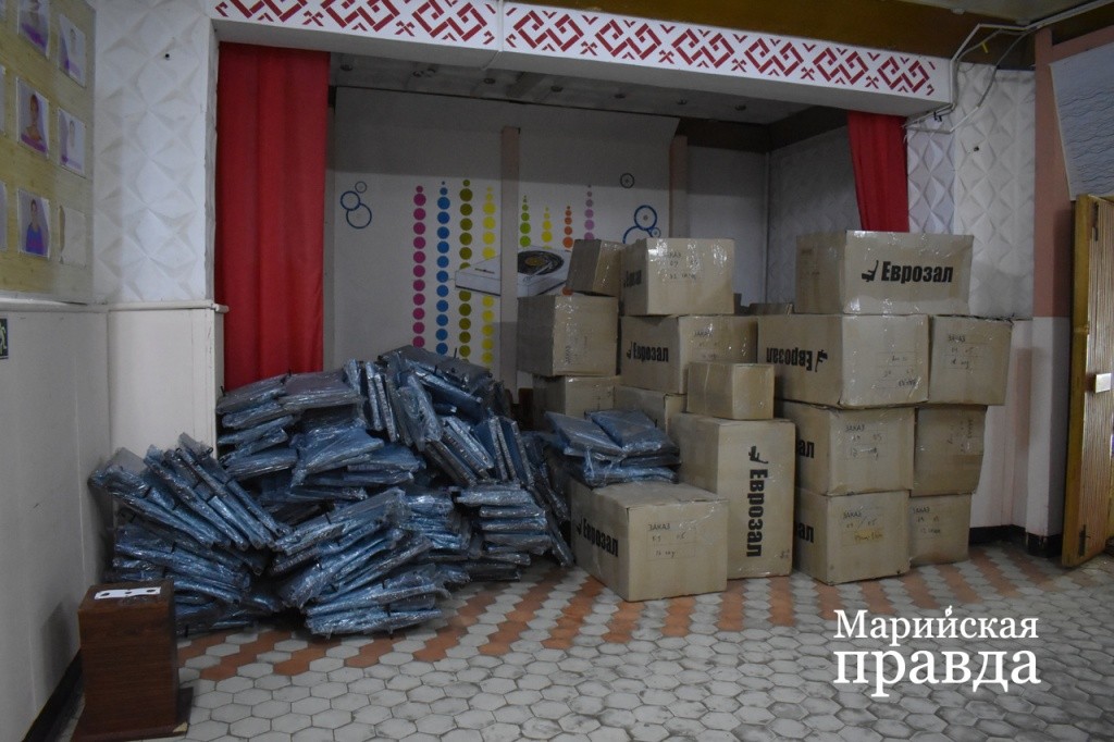 Оборудование для кинозала ждет своего часа. Оборудование для кинозала ждет своего часа..jpg