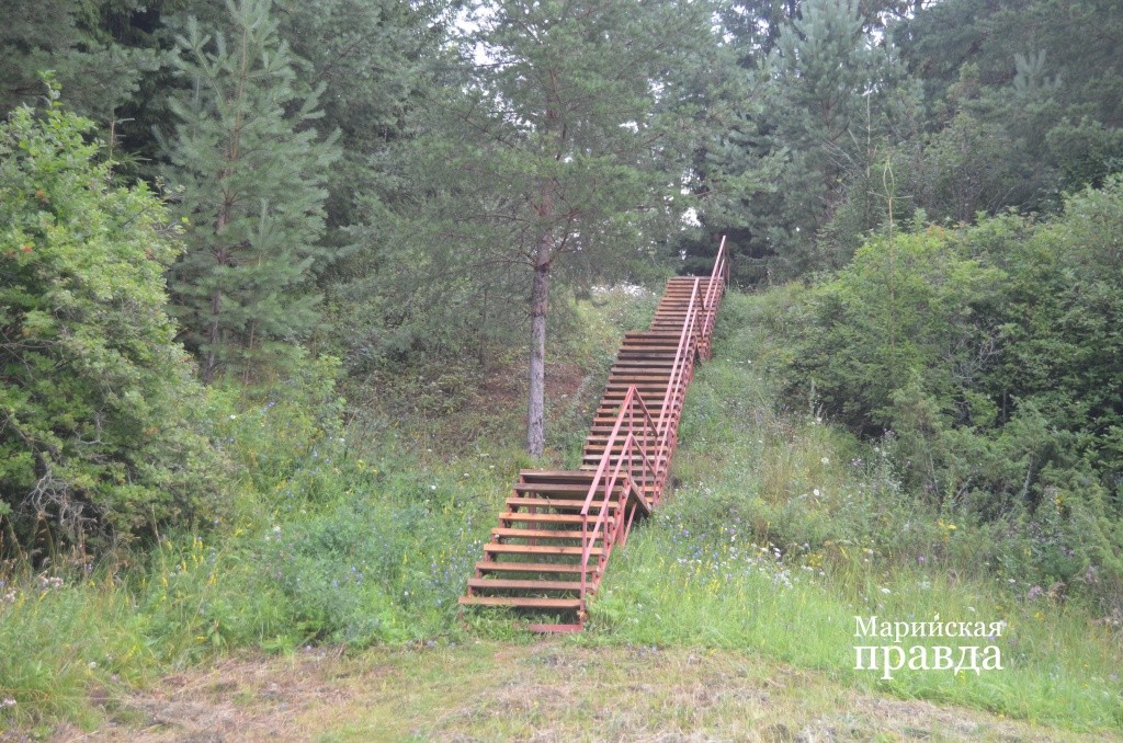 С крутого склона теперь можно спуститься по хорошо обустроенной лестнице. С крутого склона теперь можно спуститься по хорошо обустроенной лестнице 1.jpg
