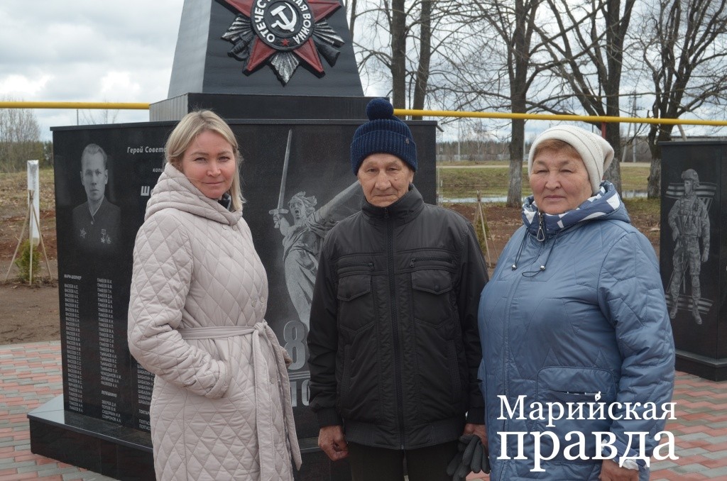 Руководитель теротдела Елена Лебедева со своими активистами Анатолием Токтаровым и Зинаидой Токтаровой. Руководитель теротдела Елена Лебедева со своими активистами Анатолием Токтаровым и Зинаидой Токтаровой(1).jpg