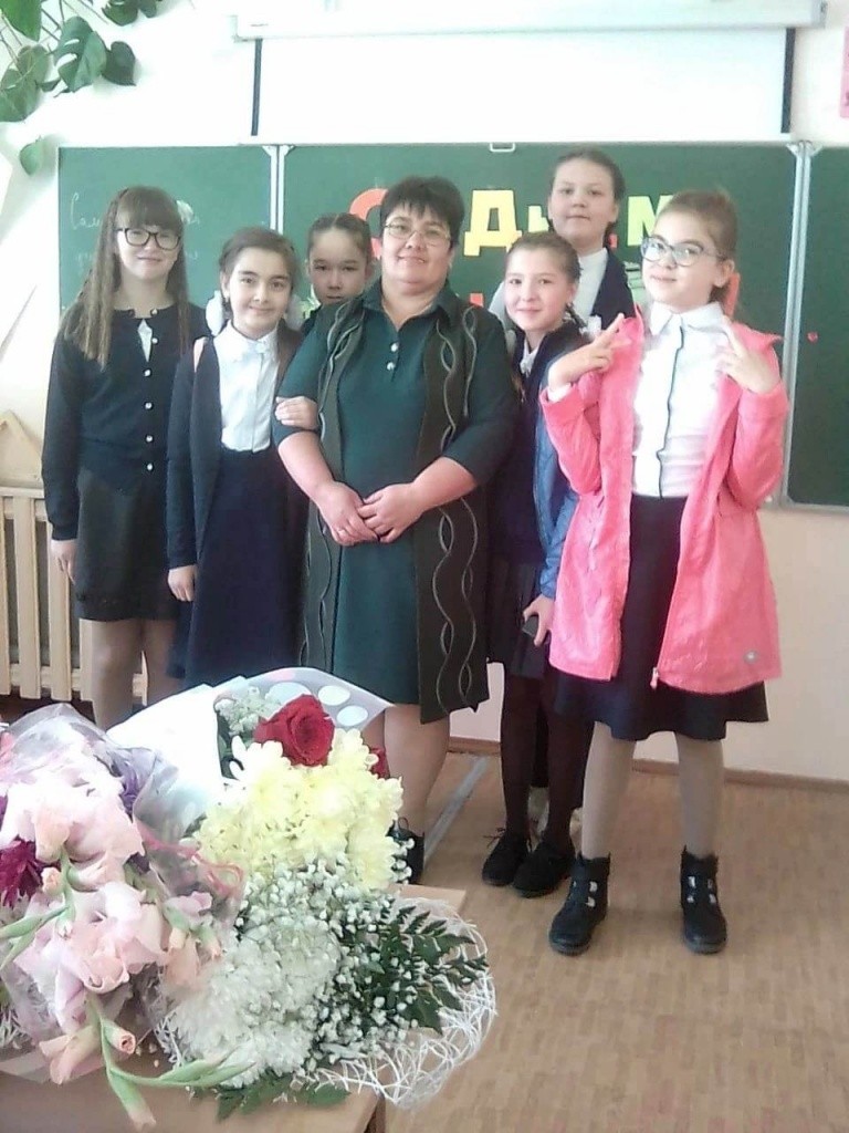 Каждый день знаний это охапки цветов, подаренных любимому учителю. Каждый день знаний это охапки цветов, подаренных любимому учителю.jpg