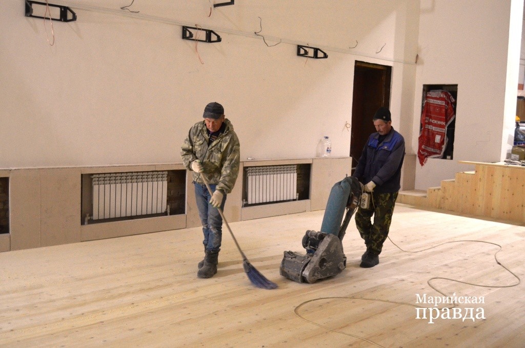 Рабочие циклюют новый пол. Рабочие циклюют новый пол..jpg