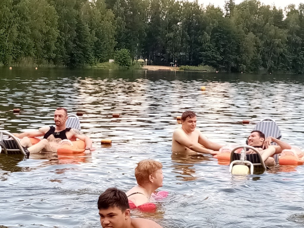 Управлять коляской можно самостоятельно, но без сопровождающего все же не обойтись (Фото Натальи Кулишовой). Управлять коляской можно самостоятельно, но без сопровождающего все же не обойтись (Фото Натальи Кулишовой).