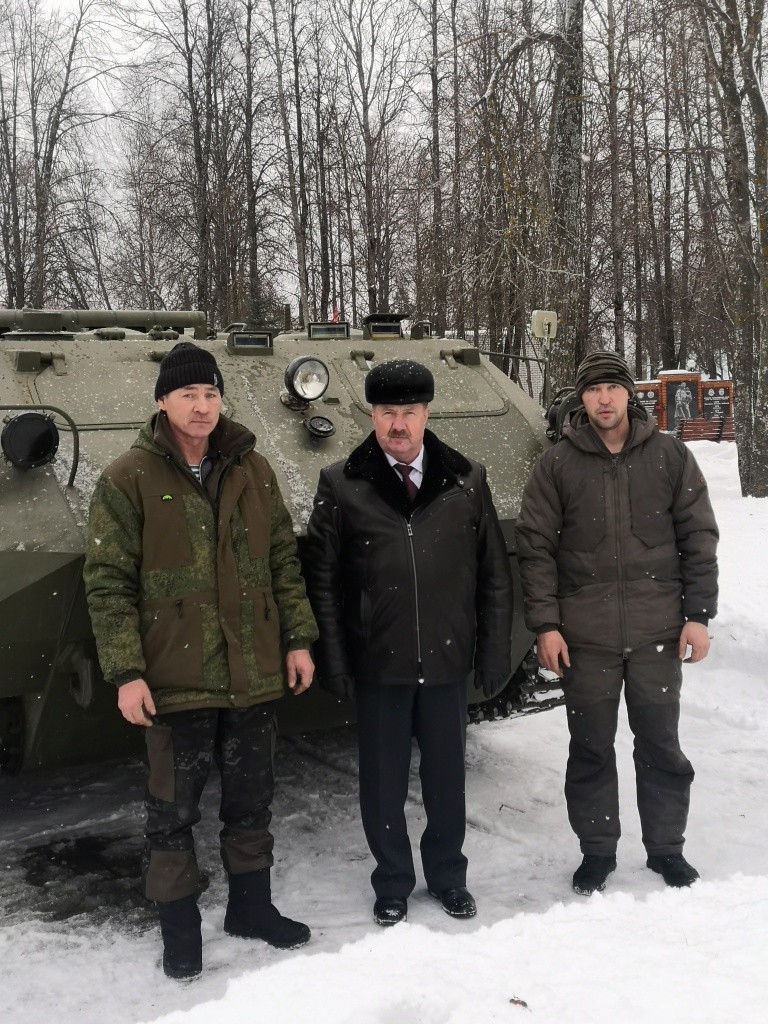 Фото на память глава администрации района Сергей Михеев вместе с водителями тягача Иваном Танеровым и Эдуардом Таныгиным.jpg Фото на память глава администрации района Сергей Михеев вместе с водителями тягача Иваном Танеровым и Эдуардом Таныгиным.jpg