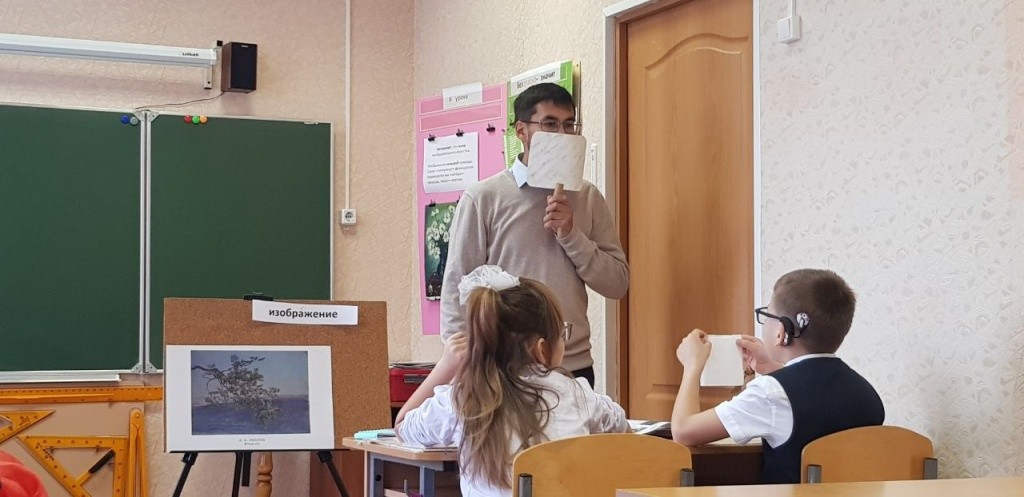 Чтобы ребенок не только читал по губам, а повышал восприимчивость слуха, педагог использует специальный экран. Игорь Валерьевич по несколько раз проговаривает фразу, задача ребенка - воспроизвести ее правильно. Фото Е. Роман. photo_2022-10-12_13-28-33.jpg