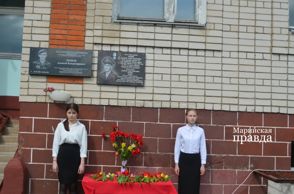 Даша (справа) в почетном карауле. Даша (справа) в почетном карауле..jpg