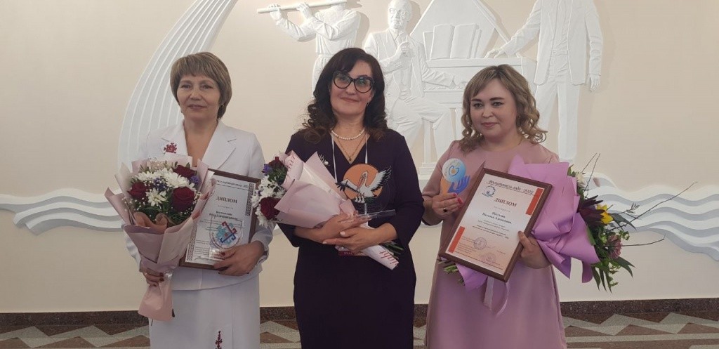 Татьяна Анатольевна Жидко в центре. "Учитель года Республики Марий Эл - 2022". Фото Е. Роман. photo_2022-04-22_16-02-05.jpg