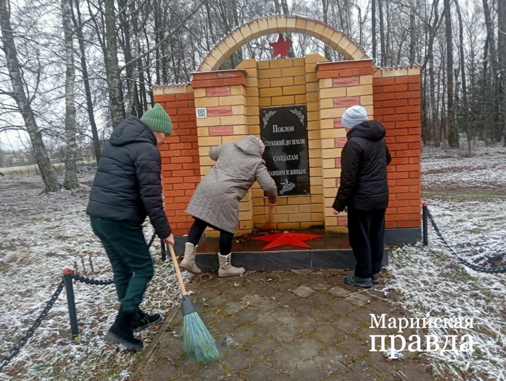 За чистотой и порядком у обелисков жители следят сами. За чистотой и порядком у обелисков жители следят сами 1.jpg
