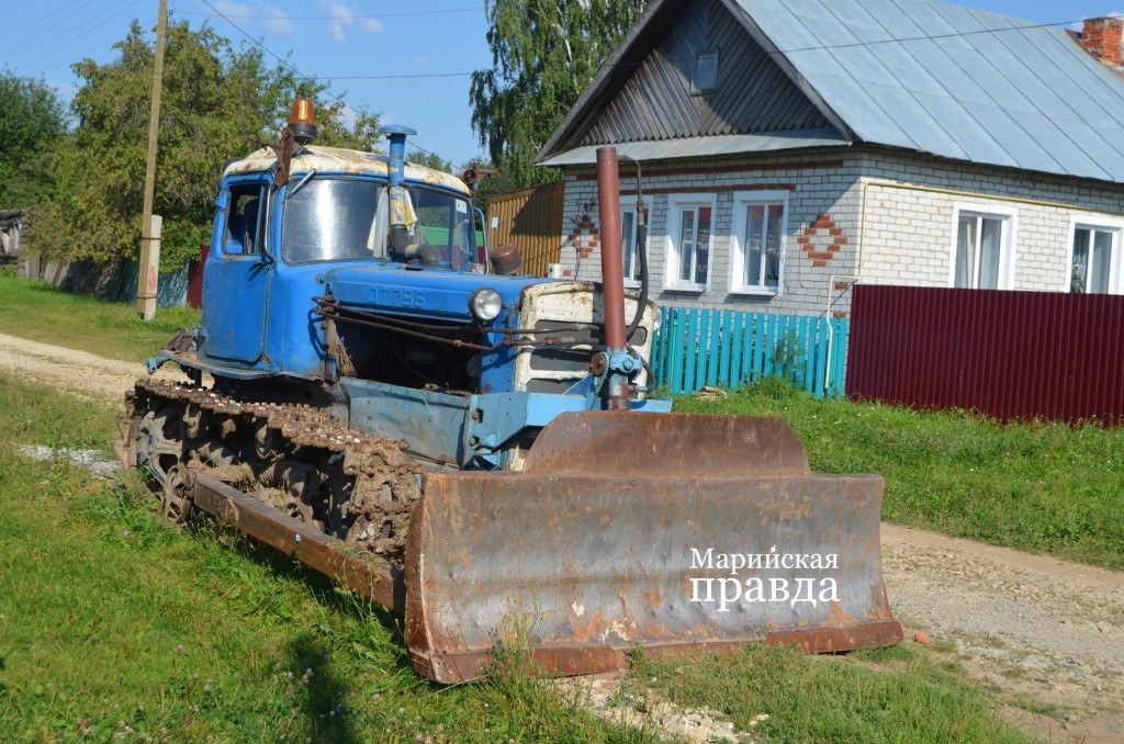 Ни одно общественно-полезное дело в округе не обходится без дедушки ДТ - 75, жизнь которого поддерживают золотые руки его хозяина. Ни одно общественно-полезное дело в округе не обходится без дедушки ДТ - 75, жизнь которого поддерживают золотые руки его хозяина1.jpg