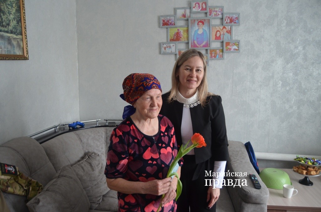 Глава администрации Чендемеровского сельского поселения Алина Милютина поздравила Римму Степановну с предстоящим женским днем. Глава администрации Чендемеровского сельского поселения Алина Милютина поздравила Римму Степановну с предстоящим женским днем 1.jpg