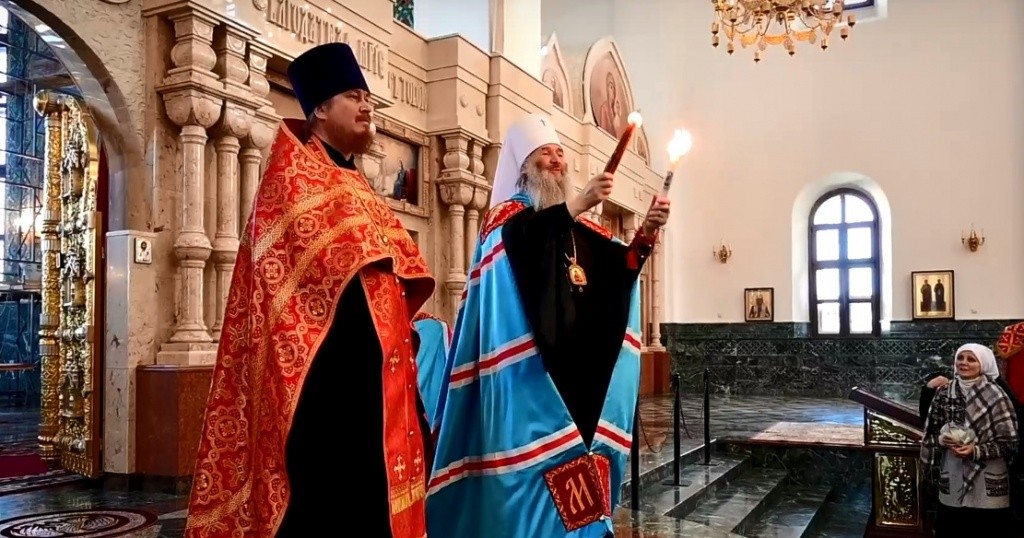 Благодатный огонь доставили в Россию и Марий Эл через несколько часов, как он сошел на Гроб Господень. (Фото предоставлено пресс-службой епархии). Благодатный огонь доставили в Россию и Марий Эл через несколько часов, как он сошел на Гроб Господень. (Фото предоставлено пресс-службой епархии).