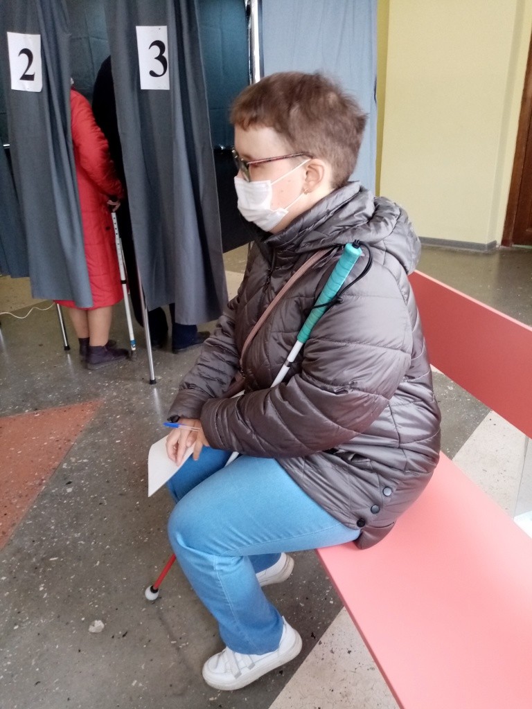 Вот так Анна "читает" бюллетень, благодаря шрифту Брайля. (Фото Натальи Кулишовой). Вот так Анна "читает" бюллетень, благодаря шрифту Брайля. (Фото Натальи Кулишовой).