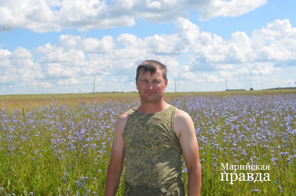 Встречаться с Андреем пришлось прямо в поле - он занят заготовкой сена. Встречаться с Андреем пришлось прямо в поле - он занят заготовкой сена 1.jpg